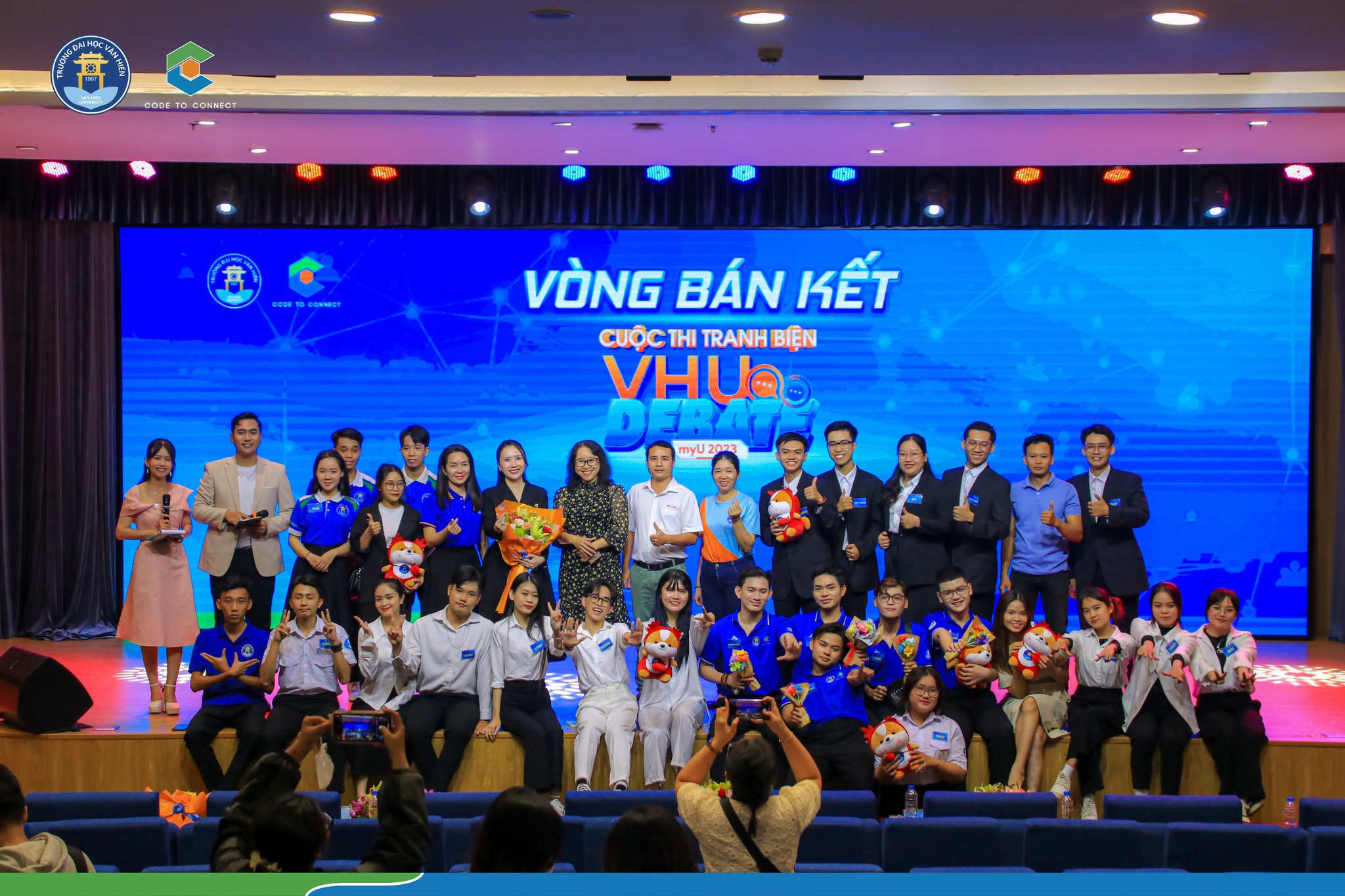 ĐỐI ĐẦU CĂNG THẲNG, TƯ DUY TRANH BIỆN NHẠY BÉN TẠI BÁN KẾT "VHU DEBATE 2023"